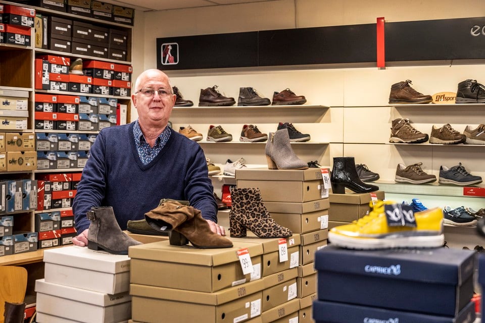 Kees Hoogenbosch in zijn schoenenwinkel in de Cronjéstraat