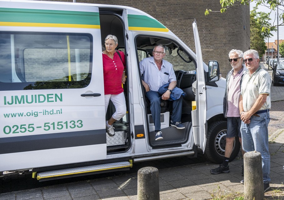 Vrijwilligers van OIG-IHD verzorgen het transport naar de uitdeelpunten in Velsen-Noord en Velserbroek.