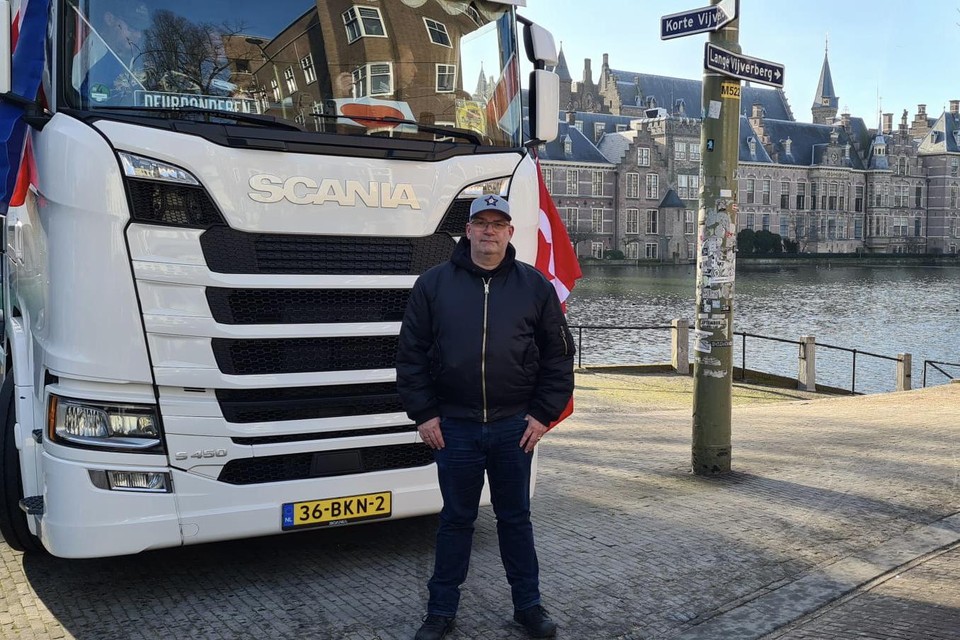 Het Binnenhof is geblokkeerd door vrachtwagens én het busje dat Jeroen van den Berg uit Nieuw-Vennep naar de Hofstad bracht.