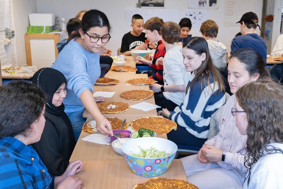Leerlingen van het Stedelijk Gymnasium komen op bezoek bij basisschool de Globe in Schalkwijk.