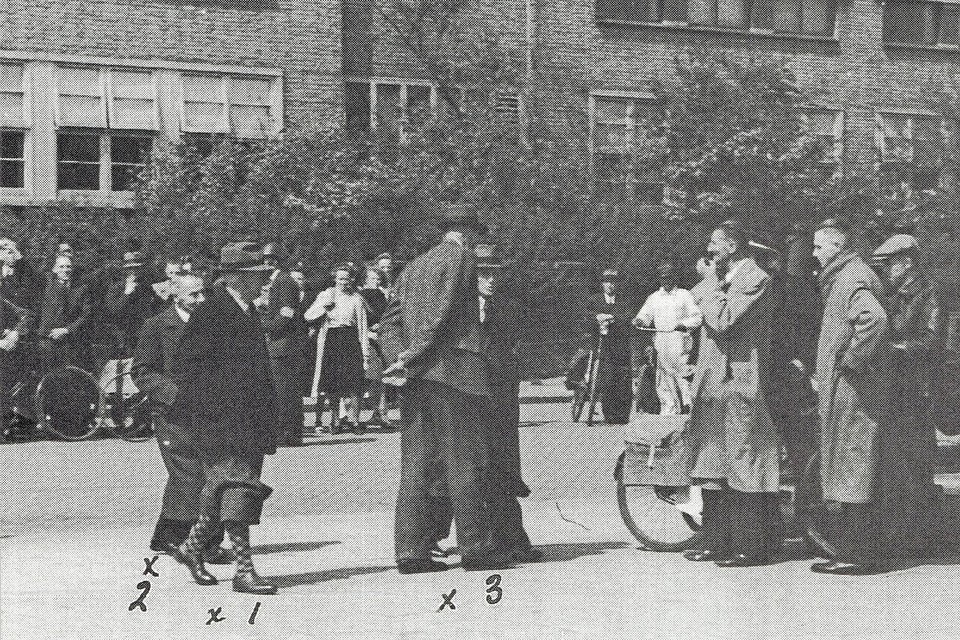 De arrestatie van de Velsense NSB-burgemeester Tjeerd van der Weide (met geruite sokken aan), begin mei 1945.