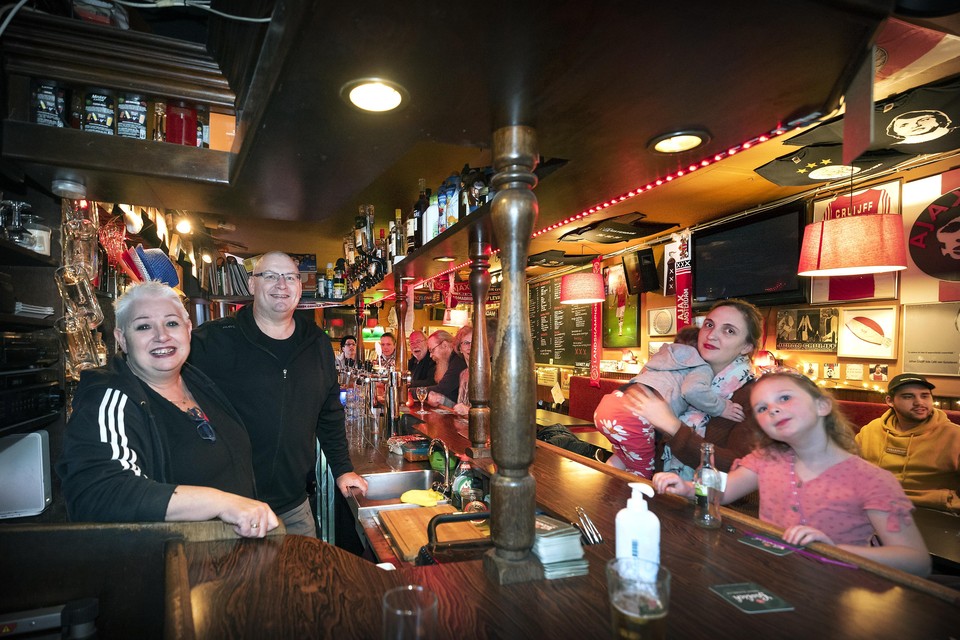 Angelique en Harry Elzinga achter de bar bij café Van Gunsteren. Rechts Annemiek de Graaff met dochters Fien en Fleur.