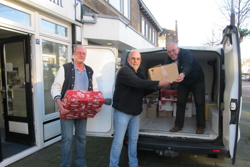 Dick de Graaf, Geert Uiterwijk Winkel en Frank Barnhoorn verzorgen het bijzondere transport.