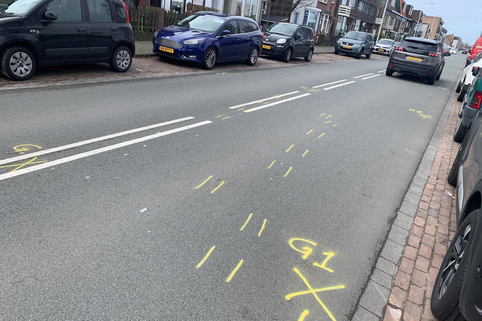 Gele strepen markeren de plek van het ongeval op de IJmuiderstraatweg