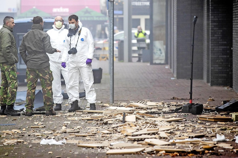 Leden van de technische recherche en Defensie doen onderzoek bij winkelcentrum Beverhof in Beverwijk na de aanslag op de Poolse supermarkt in december 2020.