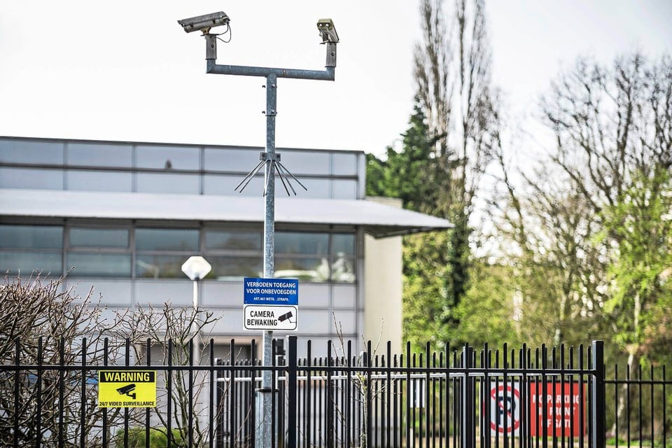 Beveiligingscamera’s bij het datacentrum op een bedrijventerrein in Wormer.