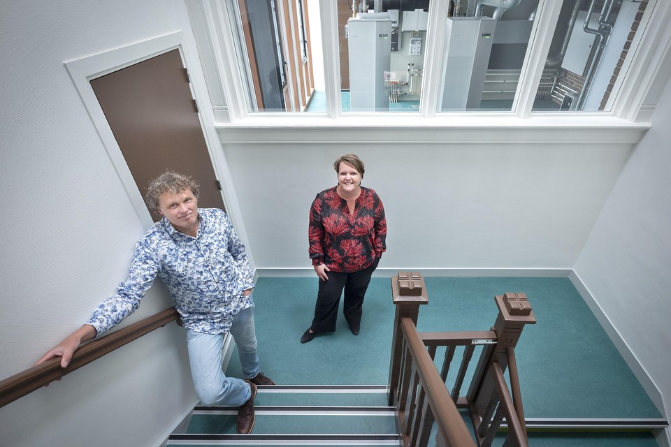 Mariëlle Witteman en Ad de Vlieger in het trapportaal, met daarachter de installatieruimte.