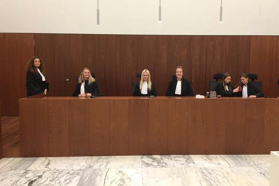 Een deel van de Rechtspraak Reporters, tijdens een bezoek aan het gerechtshof in Amsterdam.
