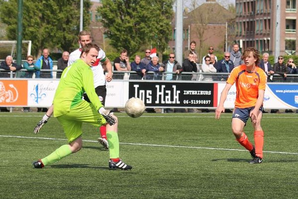 Maikel van Latum brengt de score bij Hoogland - SDO op 1-3.