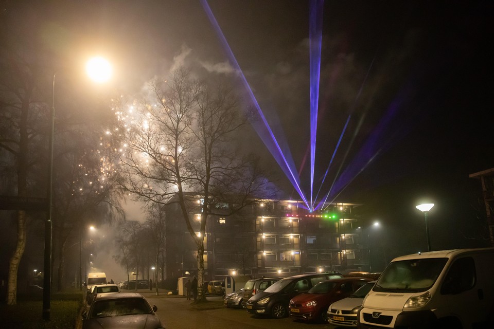 Groots vuurwerk en laserstralen in de omgeving van de Prof. Oppenheimlaan in Baarn. Op de Sonnevelt flat had Johan Bruinekool een grote laserstraal installatie gebouwd. Het zorgde met muziek voor een mooie lichtzee.
