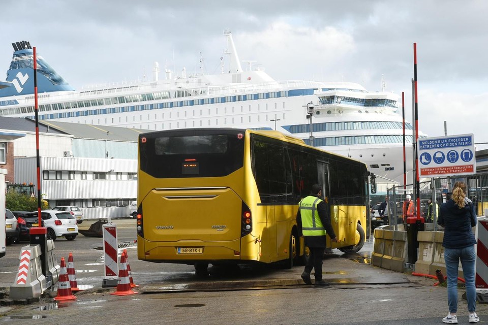 Elke dag komen bussen met asielzoekers naar de Silja Europa, waar voor duizend mensen opvang is georganiseerd.