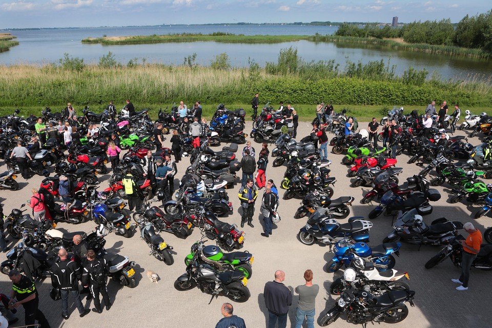 Motorrijders berijden zich aan de kust in Huizen voor op de 164 kilometer lange tocht.