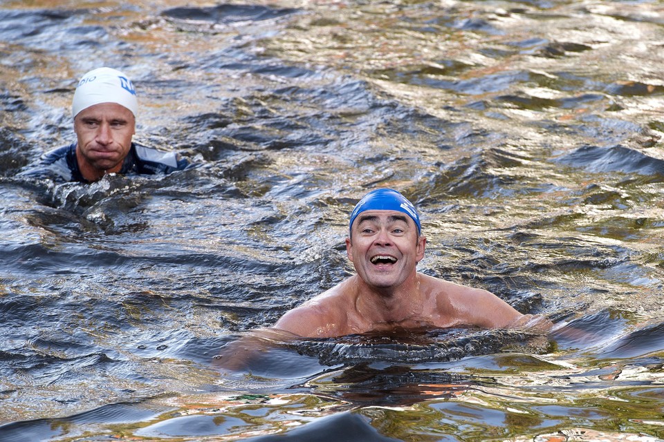Burgemeester Jos Wienen zwemt met een beveiliger.