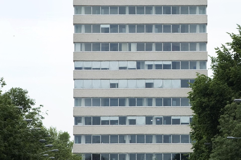De verbouwing van het voormalig VNU-kantoor tot appartementen komt op losse schroeven te staan.