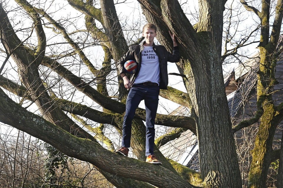 Met zijn 1.95 meter is Timo Visser voor een volleyballer niet bepaald ’boomlang’.