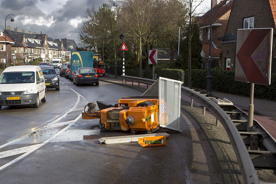 Tractorrijder verliest machine van aanhanger in Haarlem. Foto Michel van Bergen