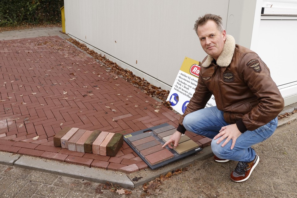 BEL-projectleider voor de Bijvanckrenovatie Niek Dunnink toont gebakken klinkers en die van beton.
