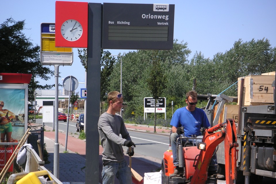 Informatiepaneel bus geplaatst in IJmuiden. Foto Fokke Zaagsma