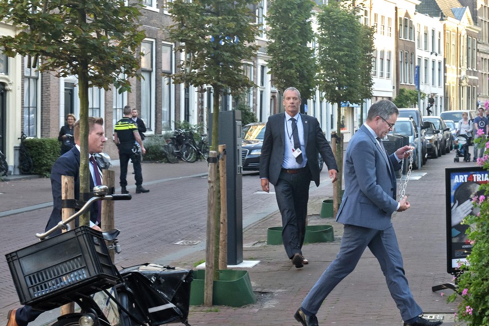 Burgemeester Jos Wienen arriveerde vrijdagmiddag, vergezeld door beveiligers en agenten, bij de Janskerk voor het jubileum van de Hofjeskrant.