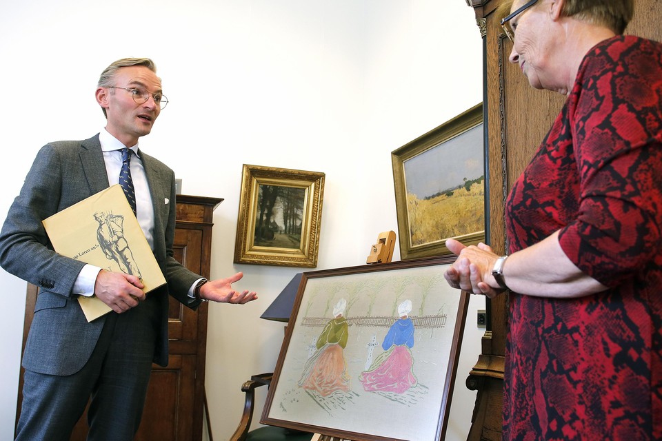 Burgemeester Nanning Mol van Laren krijgt een uniek borduurwerk van Lena de Jong aangeboden.
