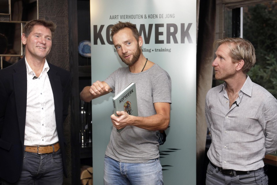 Karsten Kroon krijgt het eerste exemplaar uitgereikt door Aart Vierhouten (links) en Koen de Jong.