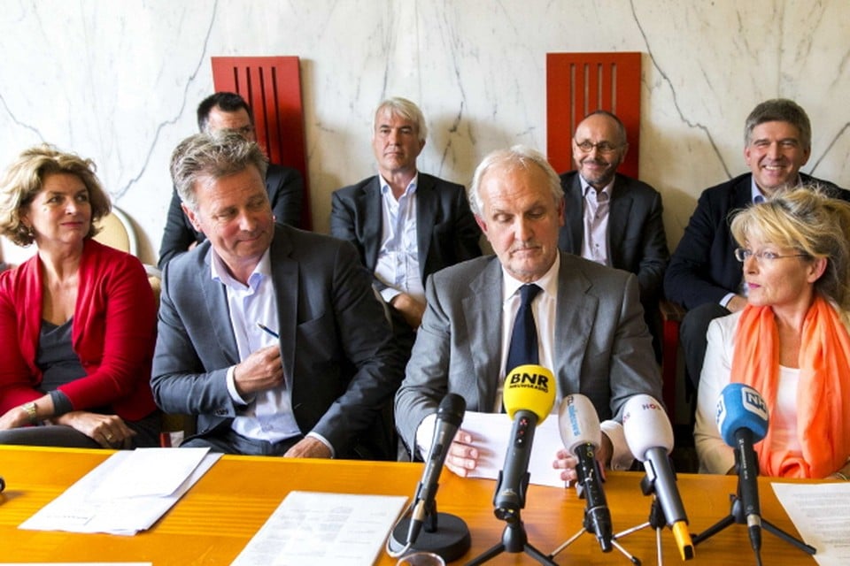 Bij een drukbezochte persconferentie deed burgemeester Broertjes vorige week namens het Gooi de opvangplannen uit de doeken. foto ANP