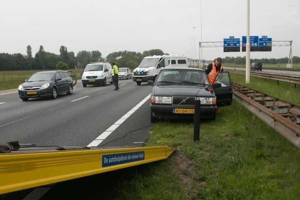 Een auto strandt met pech op de A1 ter hoogte van Baarn. Gevolg: acht kilometer file.