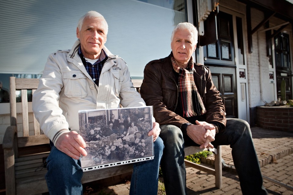 De broers Lau en Henk Strattmann met het portret van hun grootouders. Foto Gwendelyn Luijk