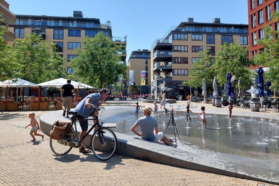 Een waterplein in Utrecht, met Gideon Spanjar aan het werk (met hoed).