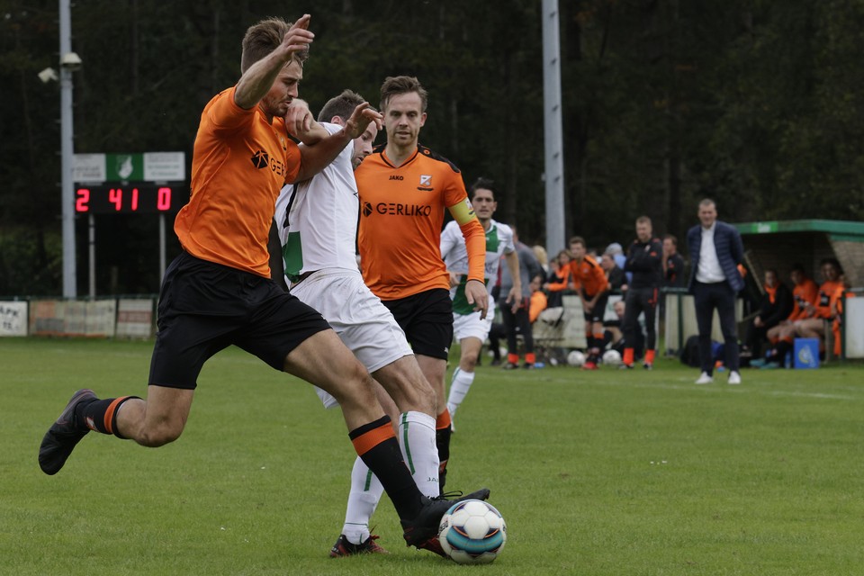 Een beeld uit de heenwedstrijd, begin oktober, met aanvoerders Arno Calis (Altius) en Rick van der Velden (FC Hilversum).