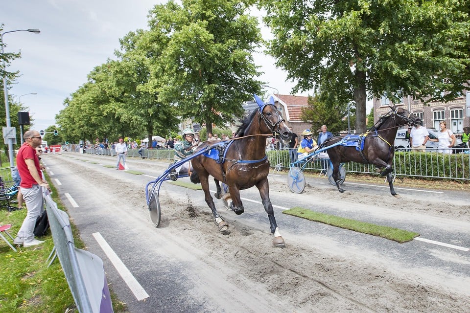 De paarden racen weer over de Kruisweg tijdens de kortebaandraverij, 2017.