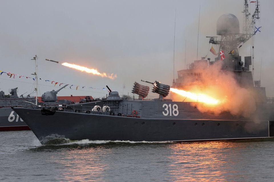 Het Russische marineschip Aleksin - hier gefotografeerd tijdens een militaire ceremonie - zou afgelopen augustus in een kat-en-muisspel met een Duitse onderzeeër verwikkeld zijn geweest.