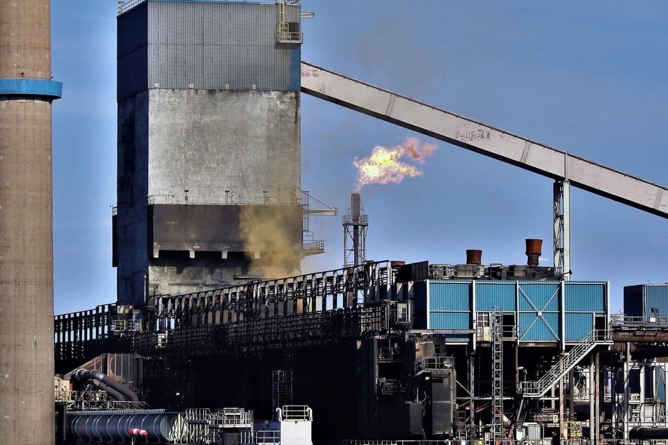 Een zwavelpluim ontsnapt uit Kooksfabriek 2 van Tata Steel.