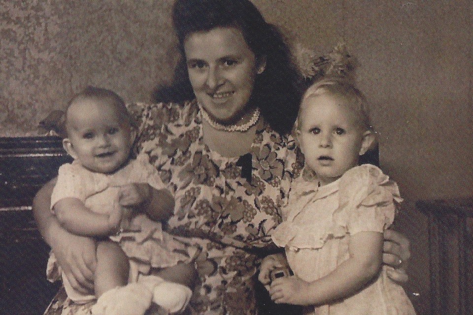 Anneke (links) met moeder Ina Steur en zus Mirjam in 1950. Foto uit ’Als het weer eens vrede was’ (Dagboek Ina Steur 1940 - 1945)