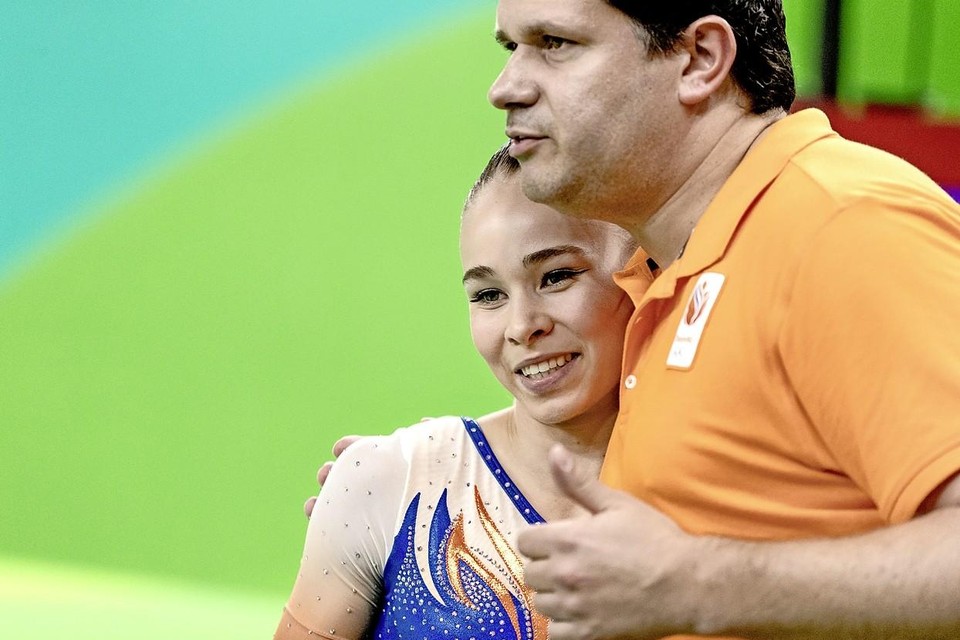 Turnster Eythora Thorsdottir en haar trainer Patrick Kiens tijdens Olympische Spelen van Rio de Janeiro in 2016.
