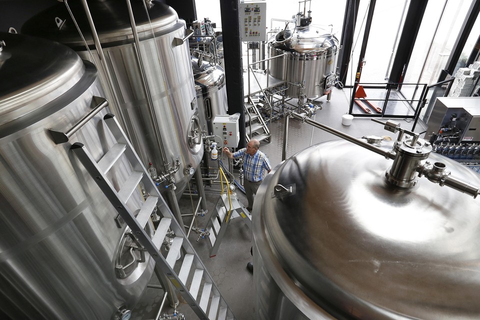 In acht ketels in Foodhall Mout kan de Gooische Bierbrouwerij 16.000 liter bier brouwen.