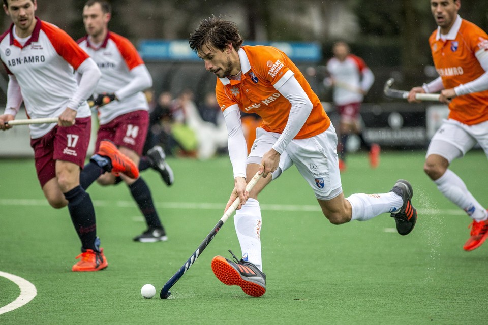 Florian Fuchs stoomt op richting het doel van Almere.