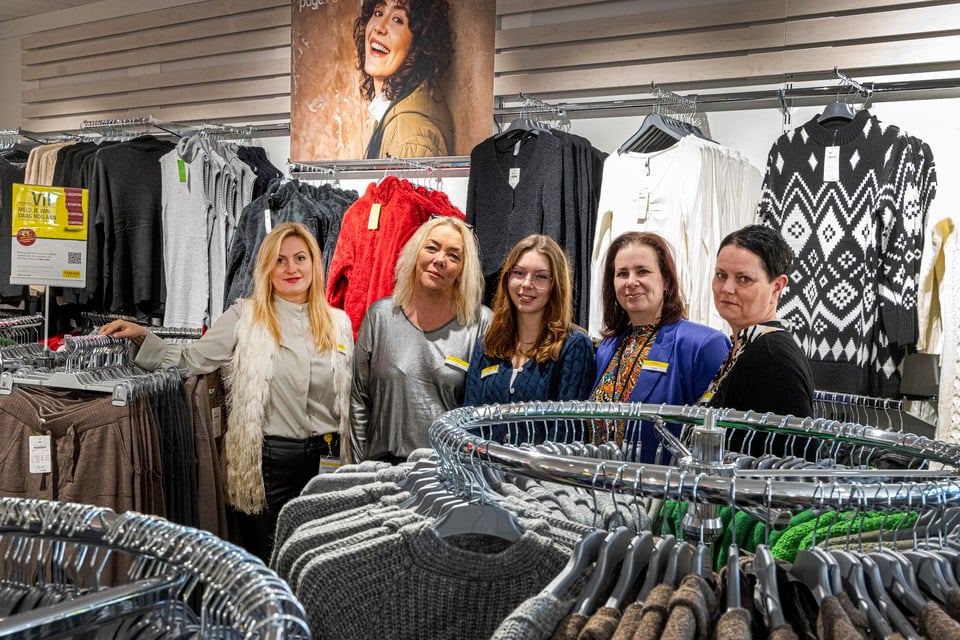 Pef Transformator Verwoesten Grote lach op gezicht bij heropening Takko Fashion in IJmuiden: 'Wat ons  betreft begint het winkelen hier' | Haarlemsdagblad
