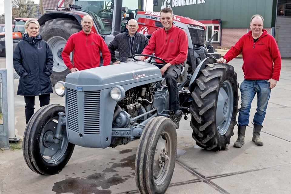 De Dennemans en hun medewerkers koesteren dus óók een historisch waardevol pronkstuk, de allereerste tractor van het bedrijf.