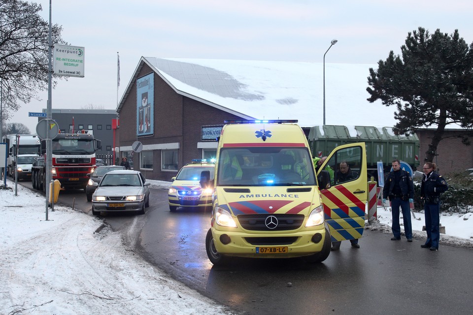 Voetganger glijdt uit en valt tegen auto in Hilversum
