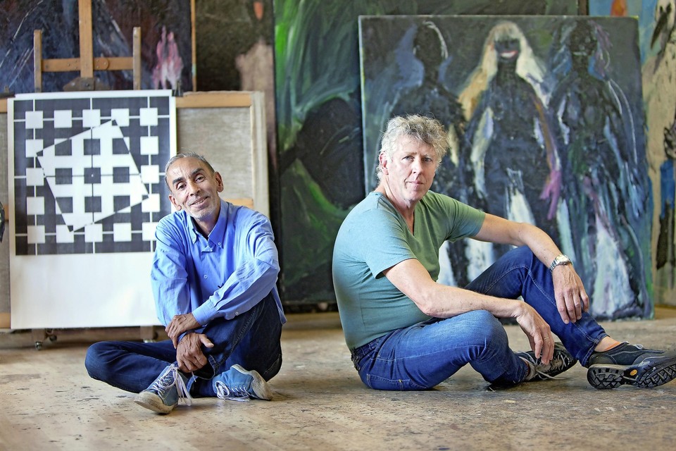 Norbert Wille (links) en Arthur Kempenaar (rechts) voor hun eigen werk in het atelier van Kempernaar in IJmuiden.