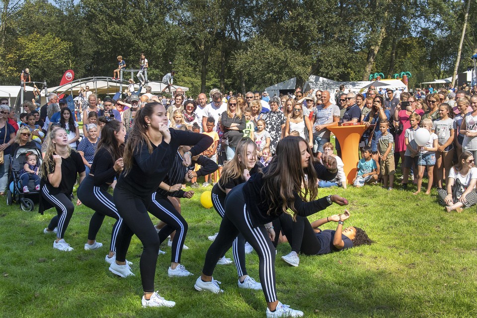 Dansdemonstratie tijdens Schalkwijk aan Zee door de meiden van Two Dance.