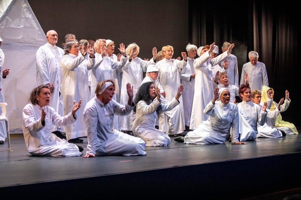 Operagezelschap Bel Canto speelt Nabucco in de stadsschouwburg Velsen.