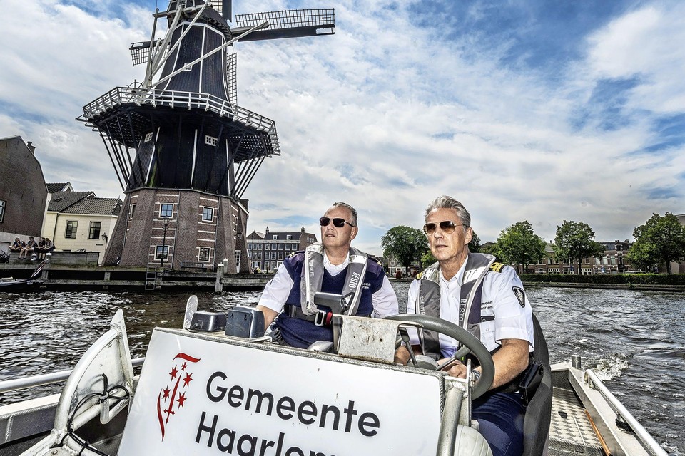Nautische handhavers Raymond de Ruijter (l) en Johan Bakker (r) op het Spaarne.