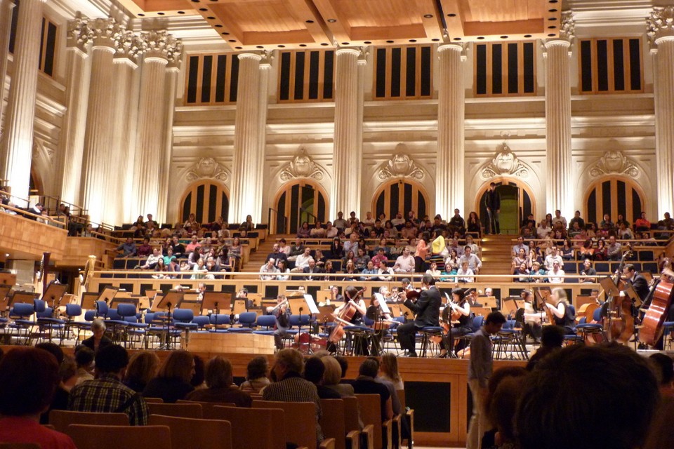 Het symfonieorkest speelt in het voormalige treinstation. Foto's: Hans Visser