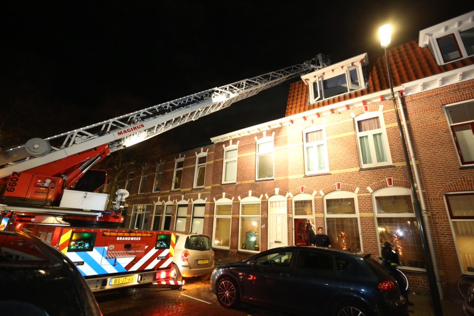 In een woning aan de Javastraat in Haarlem is donderdagavond brand uitgebroken. Foto: Michel van Bergen