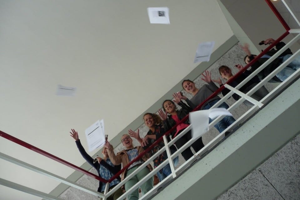 Uitgelaten leerlingen van het Mendel College na het examen Frans. Foto HDC Media/Susanne Moerke