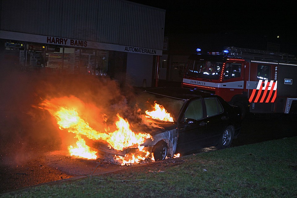 Auto uitgebrand in Huizen. Foto Fotomix.nl
