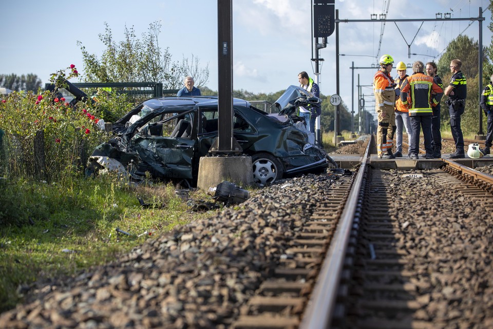 De ’onthoofde’ Mercedes bij de spoorwegovergang Frederikslaan in september 2020.