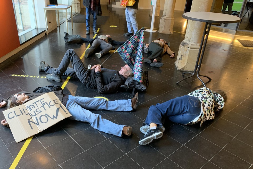 De activisten van Extinction Rebellion ’overlijden’ in de refter van het stadhuis van Haarlem.